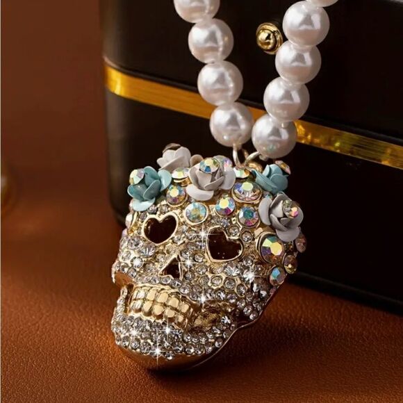 ☠️ Betsey Johnson stunning faux pearl & crystal sugar skull necklace ☠️ - Picture 1 of 6